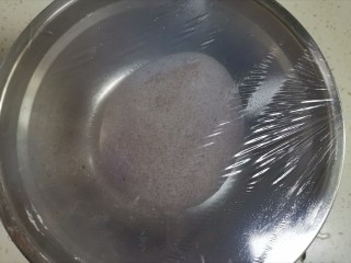 黑米馒头,盖上保鲜膜放在温暖的地方发酵