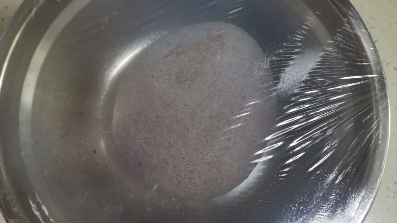 黑米馒头,盖上保鲜膜放在温暖的地方发酵