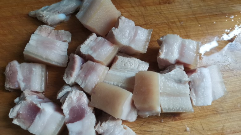 梅干菜烧肉,煮熟后捞出把猪毛拔干净，再洗干净切块
