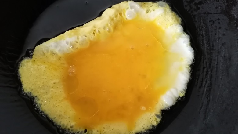 鸡蛋炒年糕,锅内放油烧热倒入蛋液