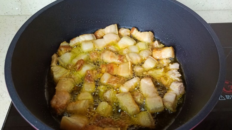 梅干菜烧肉,炒到五花肉的油脂渗出。