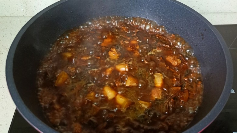 梅干菜烧肉,加入适量的开水，开大火煮开转中小火炖15分钟。