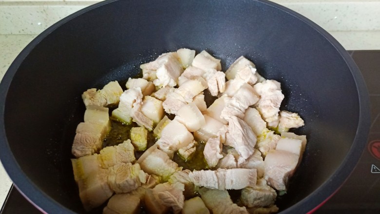 梅干菜烧肉,锅里放适量的食用油，油温五成热放入五花肉爆炒。