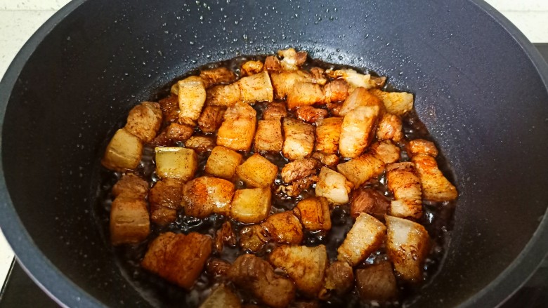 梅干菜烧肉,将调味料翻炒均匀。