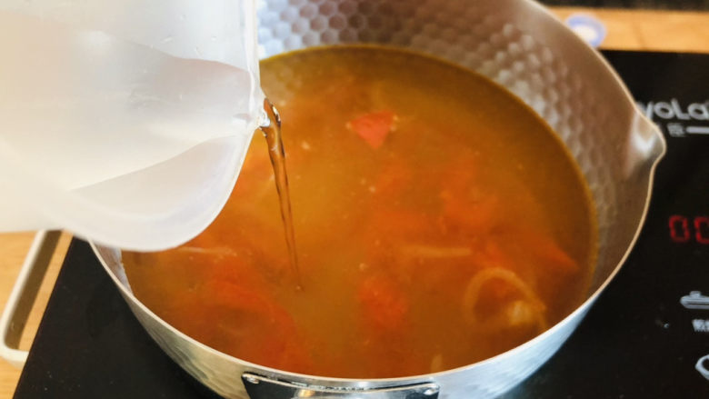 萝卜丝汤,炒至西红柿成酱状时加入适量清水，大火烧开。
