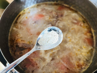 萝卜丝汤,加入白胡椒粉调味。