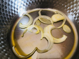 萝卜丝汤,锅中倒入适量食用油，放入洋葱丝炒出香味。