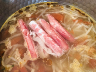萝卜丝汤,水开后放入羊肉，煮至羊肉变色即可关火。