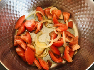 萝卜丝汤,放入切好的西红柿块炒出西红柿汤汁。