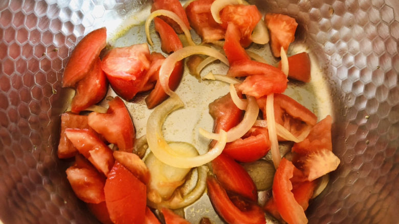萝卜丝汤,放入切好的西红柿块炒出西红柿汤汁。