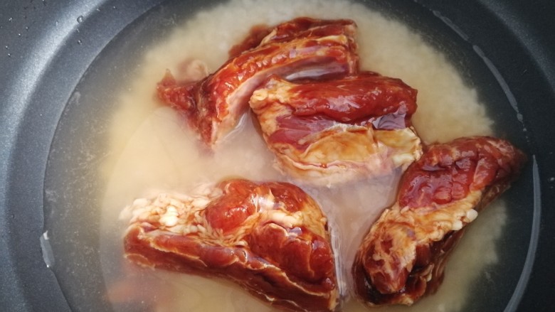 排骨糯米饭,放入排骨和腌制的汤汁。