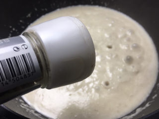 奶油蘑菇浓汤,加黑胡椒海盐