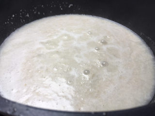 奶油蘑菇浓汤,加入料理机打碎的牛奶蘑菇