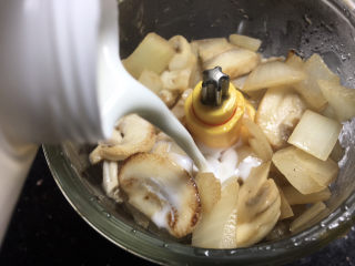 奶油蘑菇浓汤,蘑菇洋葱牛奶放入搅拌机搅拌细腻