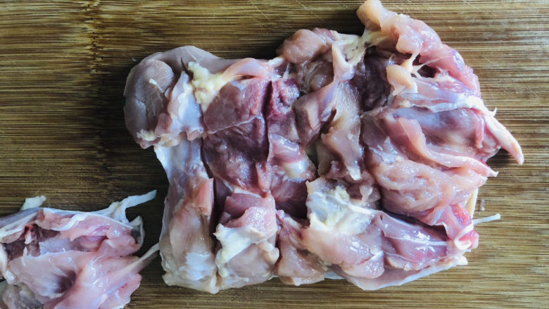 成本低廉，制作简单的照烧鸡腿,鸡皮朝下，用刀在鸡肉上划两刀，以防后续煎制过程中肉收缩后卷翘起来。