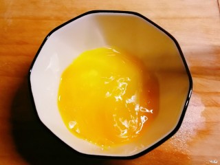 萝卜丝汤,鸡蛋敲入碗中，打散备用。