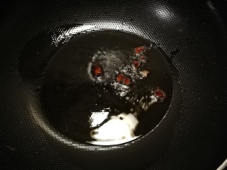 萝卜丝汤,起油锅放入食用油，加热爆香八角。