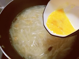萝卜丝汤,淋入鸡蛋液。