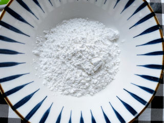 潮汕肠粉,再来调米浆，碗里加入肠粉专用粉