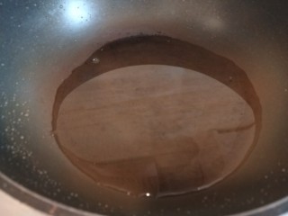 山楂球,锅中放适量水。