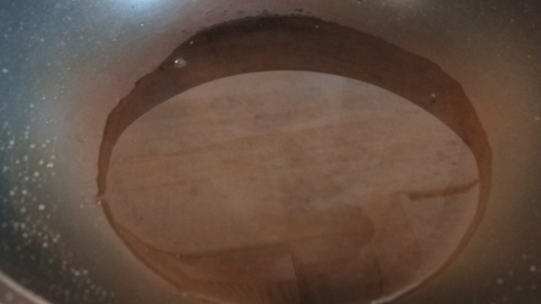 山楂球,锅中放适量水。