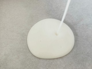 炒酸奶,取一个8寸方形平底盘垫一张油纸，倒入一瓶酸奶，晃动盘子使酸奶平铺均匀