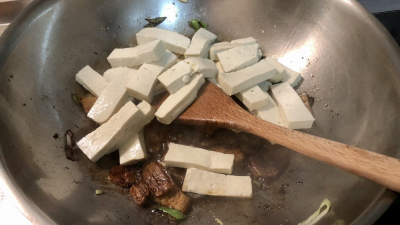 海参烧豆腐➕海参娃娃菜烧豆腐,加入豆腐