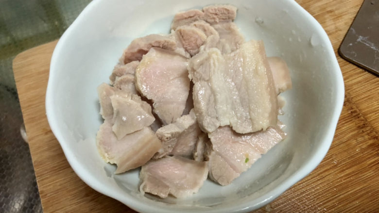 海参烧豆腐➕海参娃娃菜烧豆腐,切两毫米厚的片备用