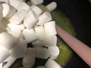 蔓越莓雪花酥,接着加入棉花糖。