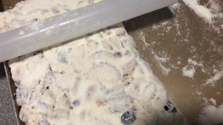 蔓越莓雪花酥,把雪花酥放在烤盘里，按压整理成型，冷却后切块即可开动。