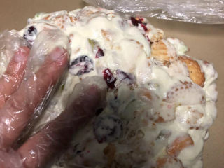蔓越莓雪花酥,戴上手套，把炒好的食材反复地折叠拉伸，让所有的配料都沾上棉花糖。