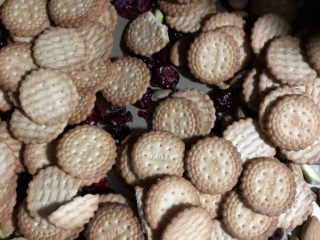 蔓越莓雪花酥,把饼干和坚果之类的放一起。