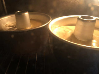 红茶炼乳戚风,烤箱预热160度，烤约35分钟，蛋糕体回落即可。
