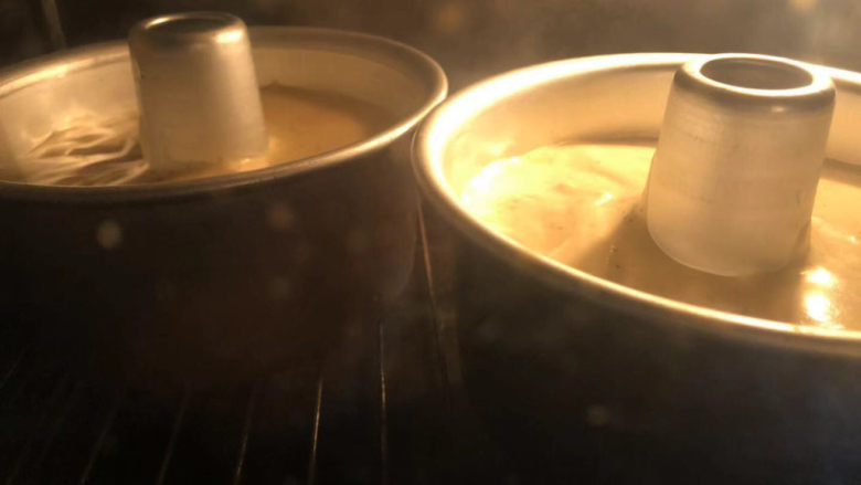 红茶炼乳戚风,烤箱预热160度，烤约35分钟，蛋糕体回落即可。