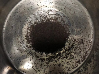 红茶炼乳戚风,撕开包装把茶粉倒入容器。