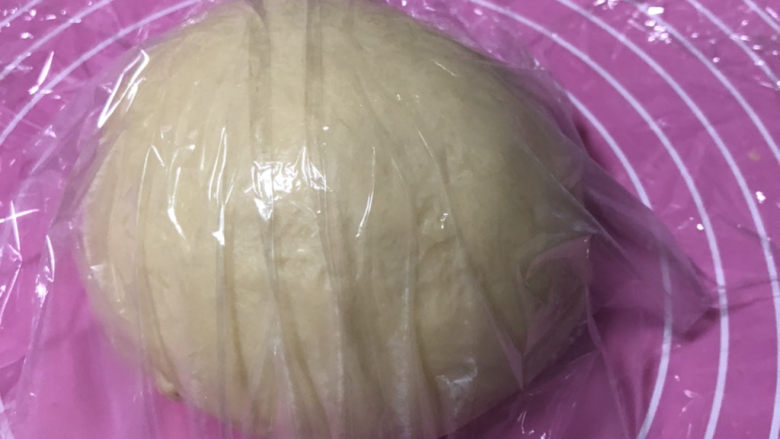 紫米面包,面团滚圆盖保鲜膜发酵。