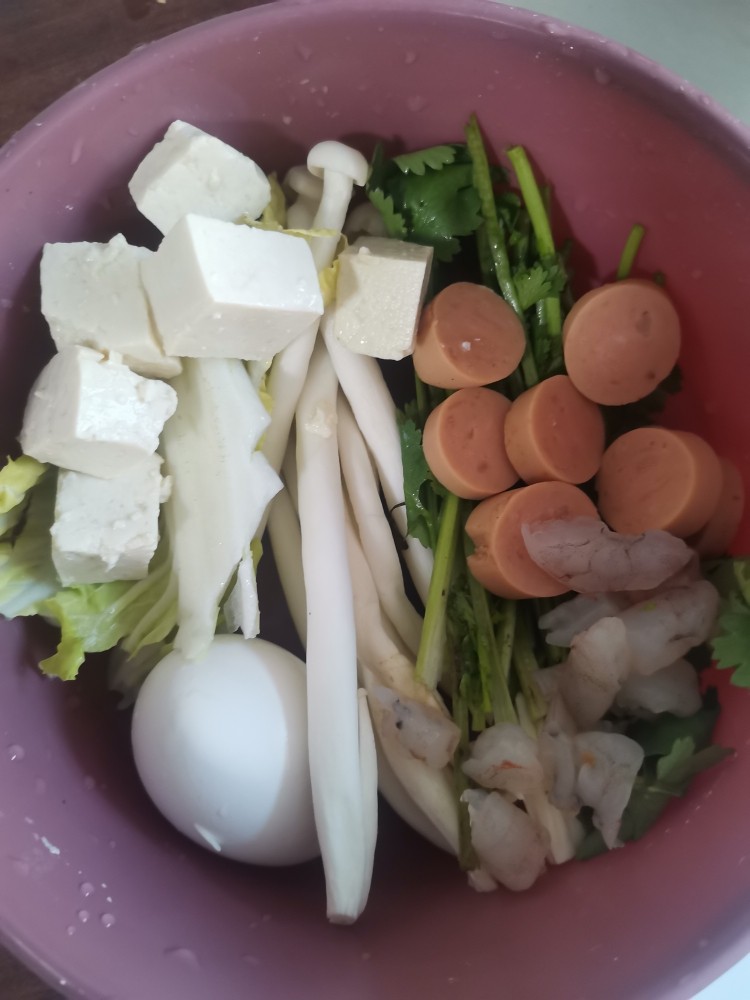 家庭版—砂锅方便面,其他菜都洗干净和所有食材一起备用