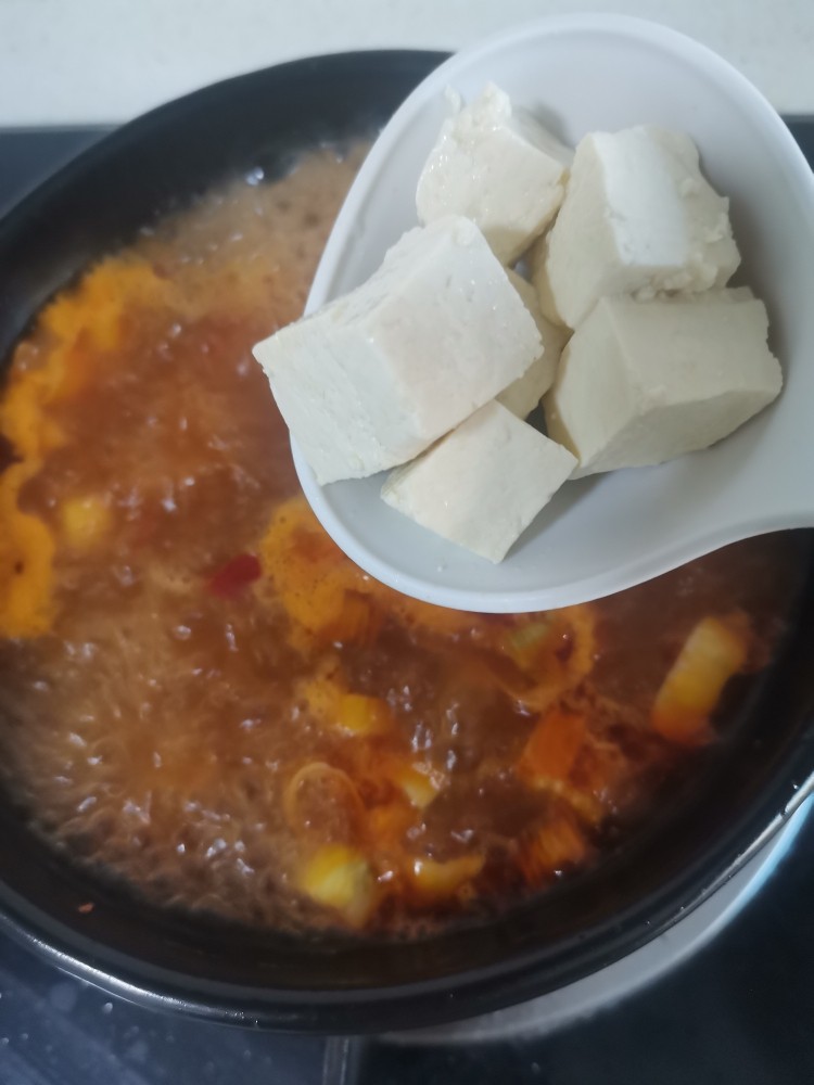家庭版—砂锅方便面,水开先下豆腐，豆腐多炖好吃