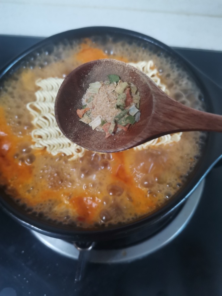 家庭版—砂锅方便面,不用放盐，酱都是咸的，放半勺方面调料