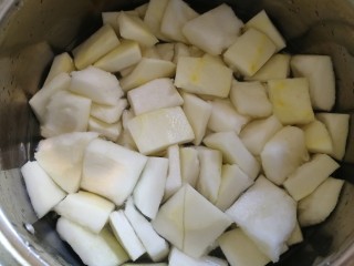 柚子糖,切小块儿，清水里泡一晚。反复清洗，去除苦味，直到水清澈。