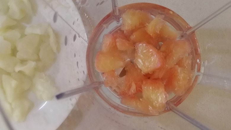 柚子糖,分小块，放入榨汁机。