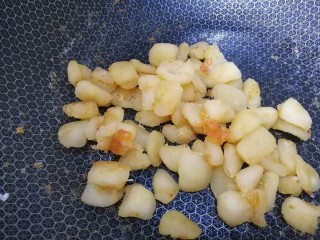 柚子糖,改小火继续翻炒，把柚子皮里的水份炒干。