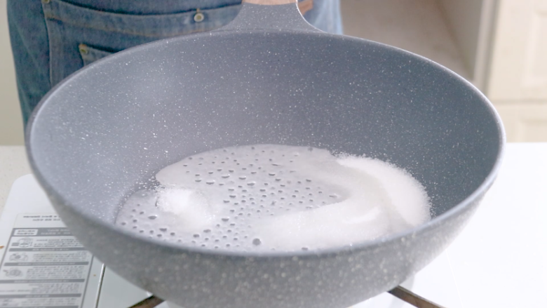 多味爆米花,锅中加入糖和水