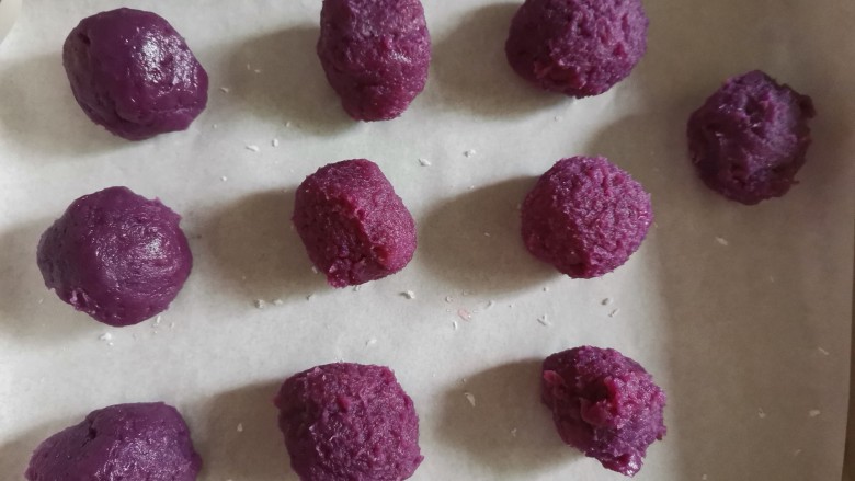 紫薯糯米糍,紫薯泥也分成大小均匀的剂子