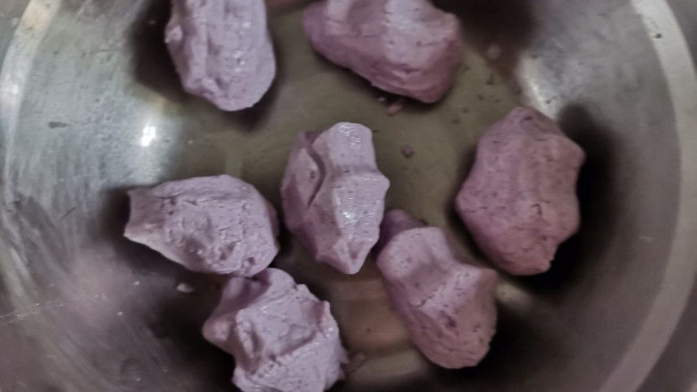 紫薯糯米糍,分成大小均匀的剂子