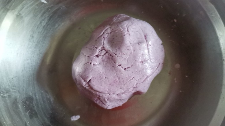 紫薯糯米糍,用手揉成光滑的面团