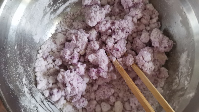 紫薯糯米糍,边加温水边搅拌至疙瘩