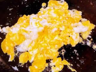 鸡蛋火腿炒饭,锅中倒入底油加热打入鸡蛋炒至八成熟