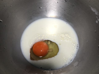 紫米水立方,厨师机先放鸡蛋和牛奶。