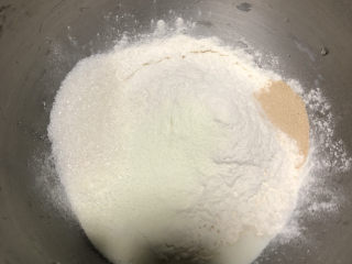 紫米水立方,再放入除黄油外的所有粉类，进行揉面，最后一个程序加入软化的黄油，直到揉出比较强韧的薄膜。